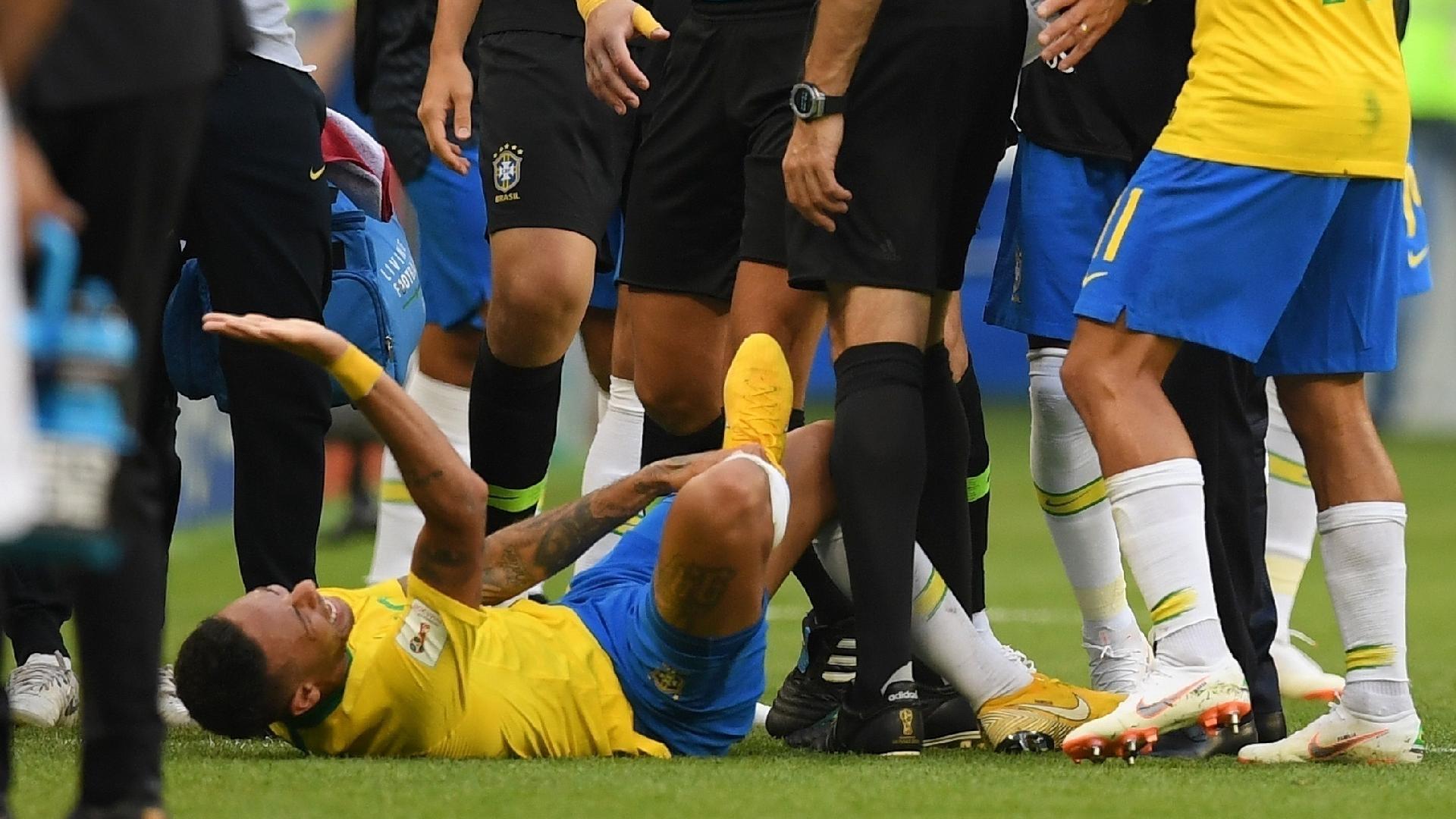 Neymar se contorce após jogada na lateral de campo