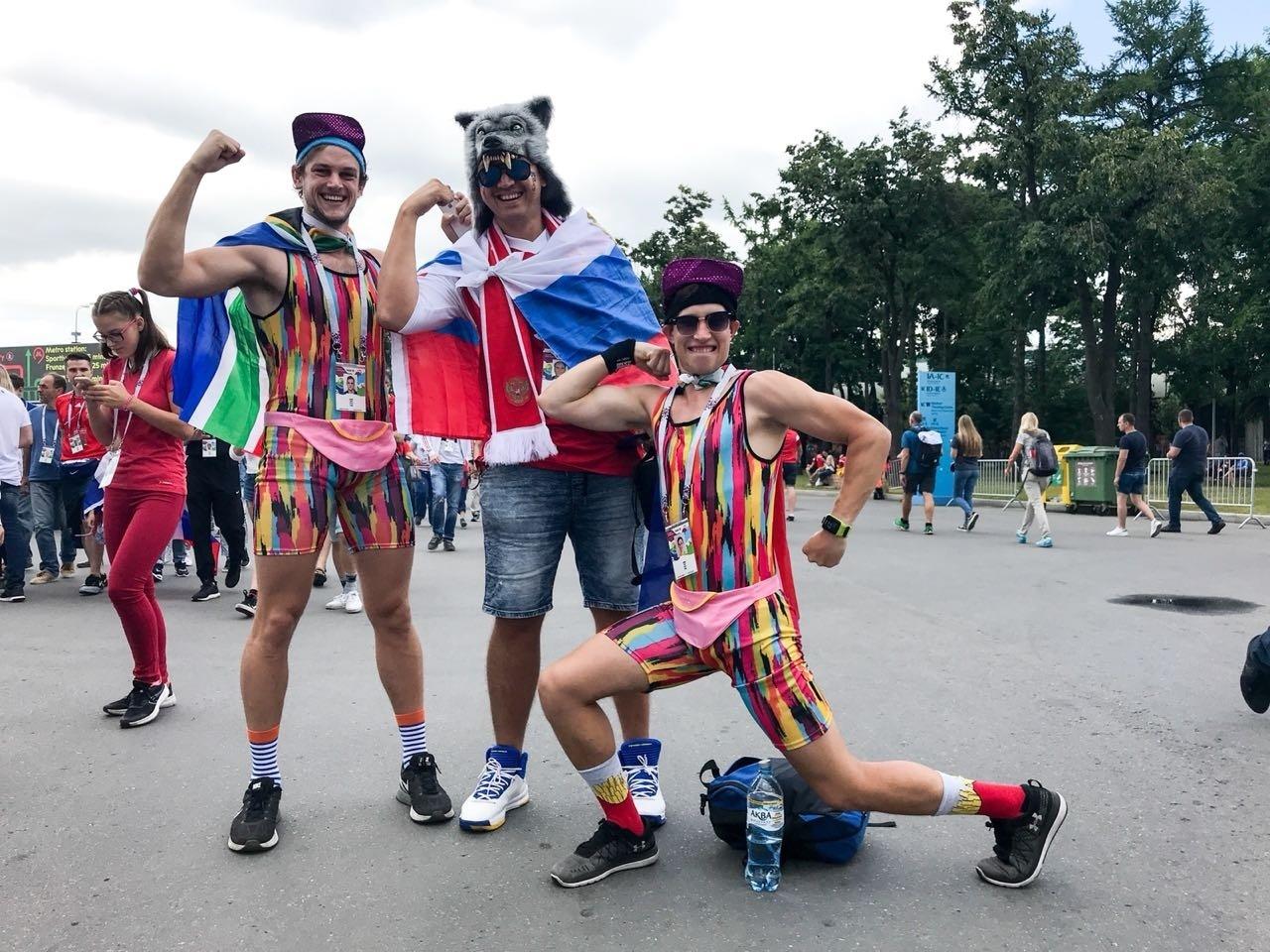 Torcedores russos chegam ao estádio para duelo contra a Espanha - Marcus Mesquita/UOL