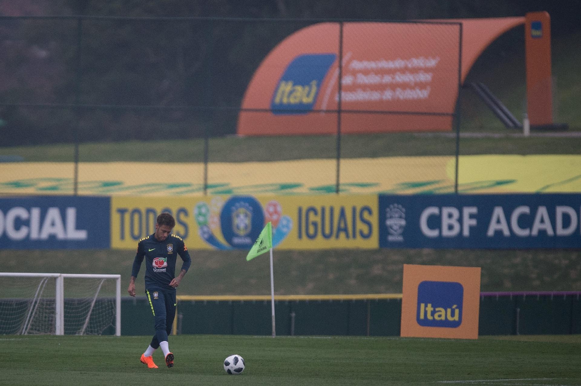 Neymar treina com bola na Granja Comary - Pedro Martins / MoWA Press