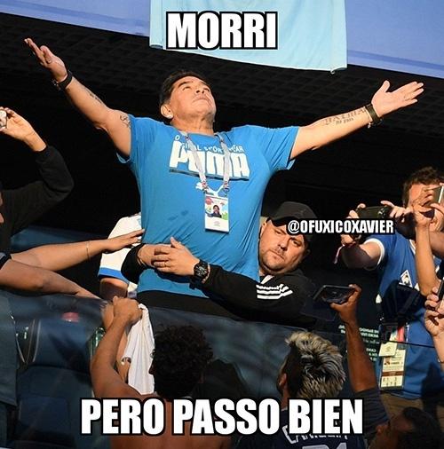 Reparem que o Maradona contratou um cara só para segurá-lo e evitar que ele se jogue da arquibancada - Reprodução/Twitter