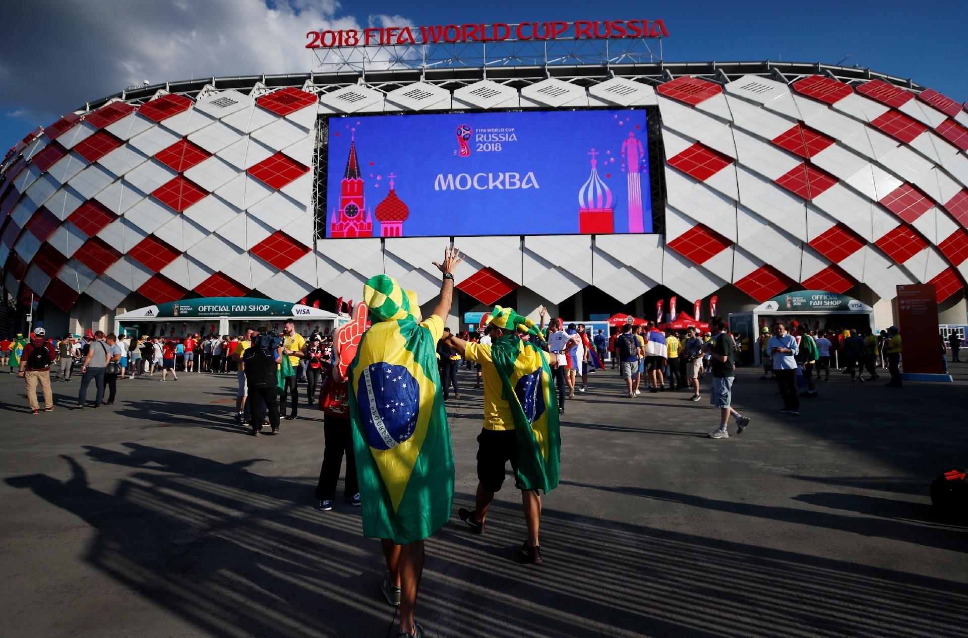 Torcedores brasileiros chegam ao estádio para acompanhar a partida contra a Sérvia - REUTERS/Maxim Shemetov