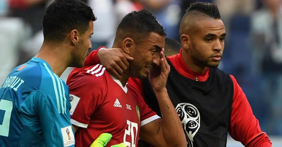 Aziz Bouhaddouz, da seleção do Marrocos, sai de campo chorando após marcar gol contra e dar a vitória para o Irã