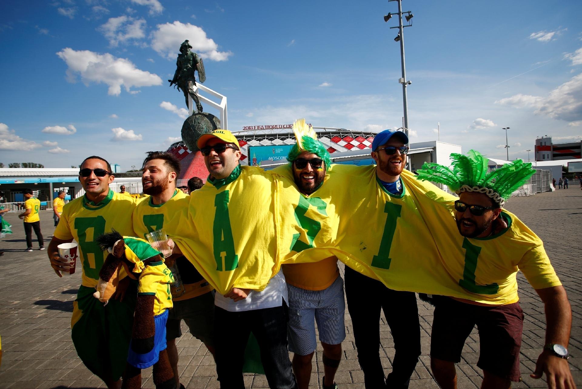 Torcedores fazem fantasia conjunta antes da partida do Brasil - REUTERS/Axel Schmidt