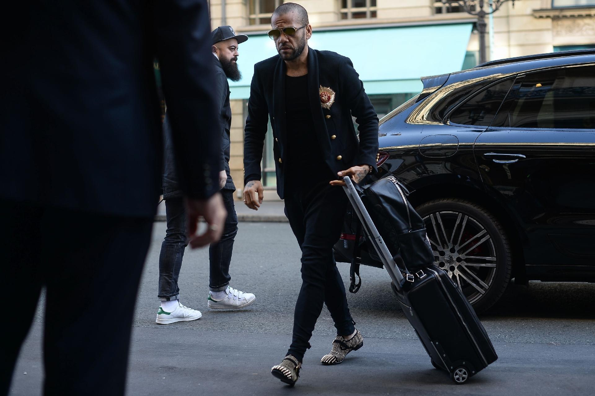 Daniel Alves, do PSG, se apresentou nesta segunda à seleção brasileira, que fará amistosos contra o Japão e Inglaterra - Pedro Martins / MoWA Press