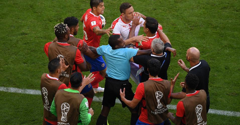 Jogadores da Costa Rica e da Sérvia se estranharam na lateral após auxiliar da Costa Rica segurar a bola