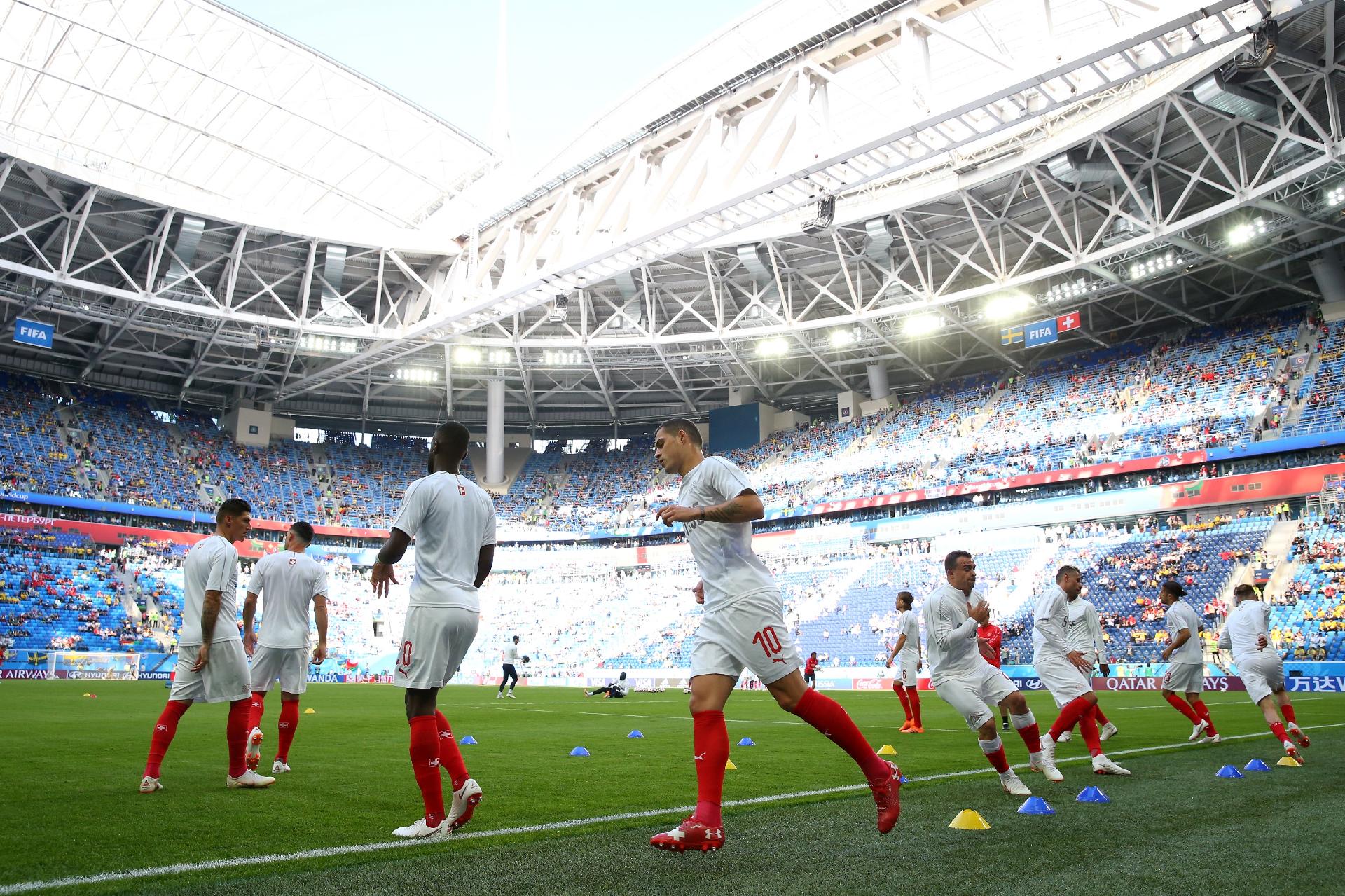 Jogadores da Suíça aquecem antes de jogo contra a Suécia - Alex Livesey/Getty Images