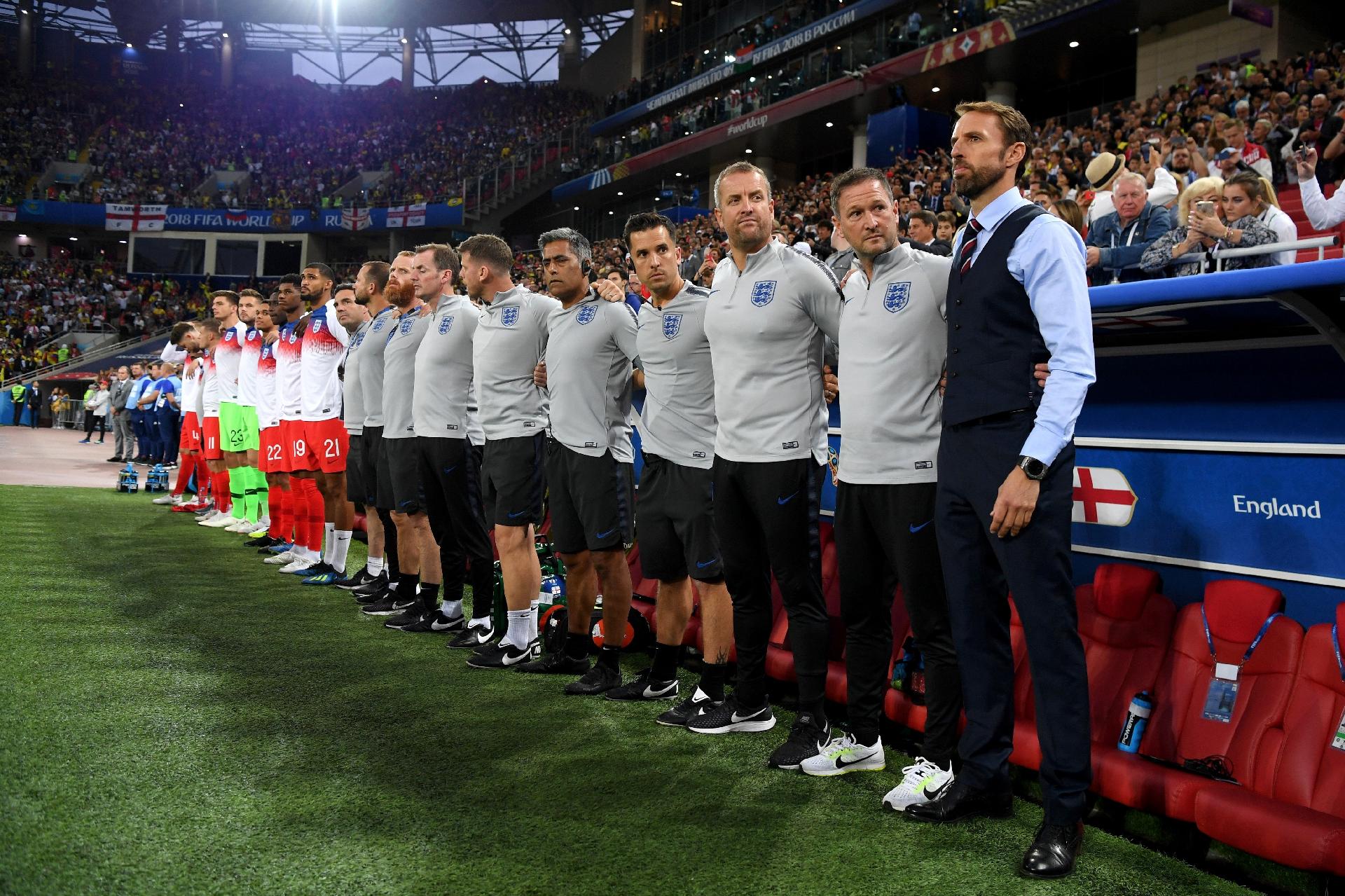 Mesmo dentro de sua equipe, Southgate se destaca na comissão técnica inglesa - Mike Hewitt - FIFA/FIFA via Getty Images
