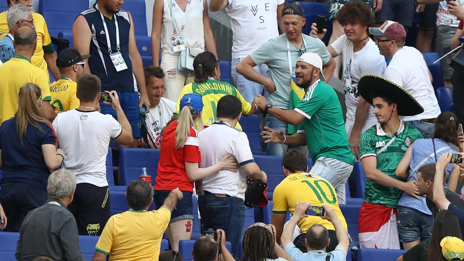 Torcedores do Brasil e do México discutem na arquibancada da Arena Samara