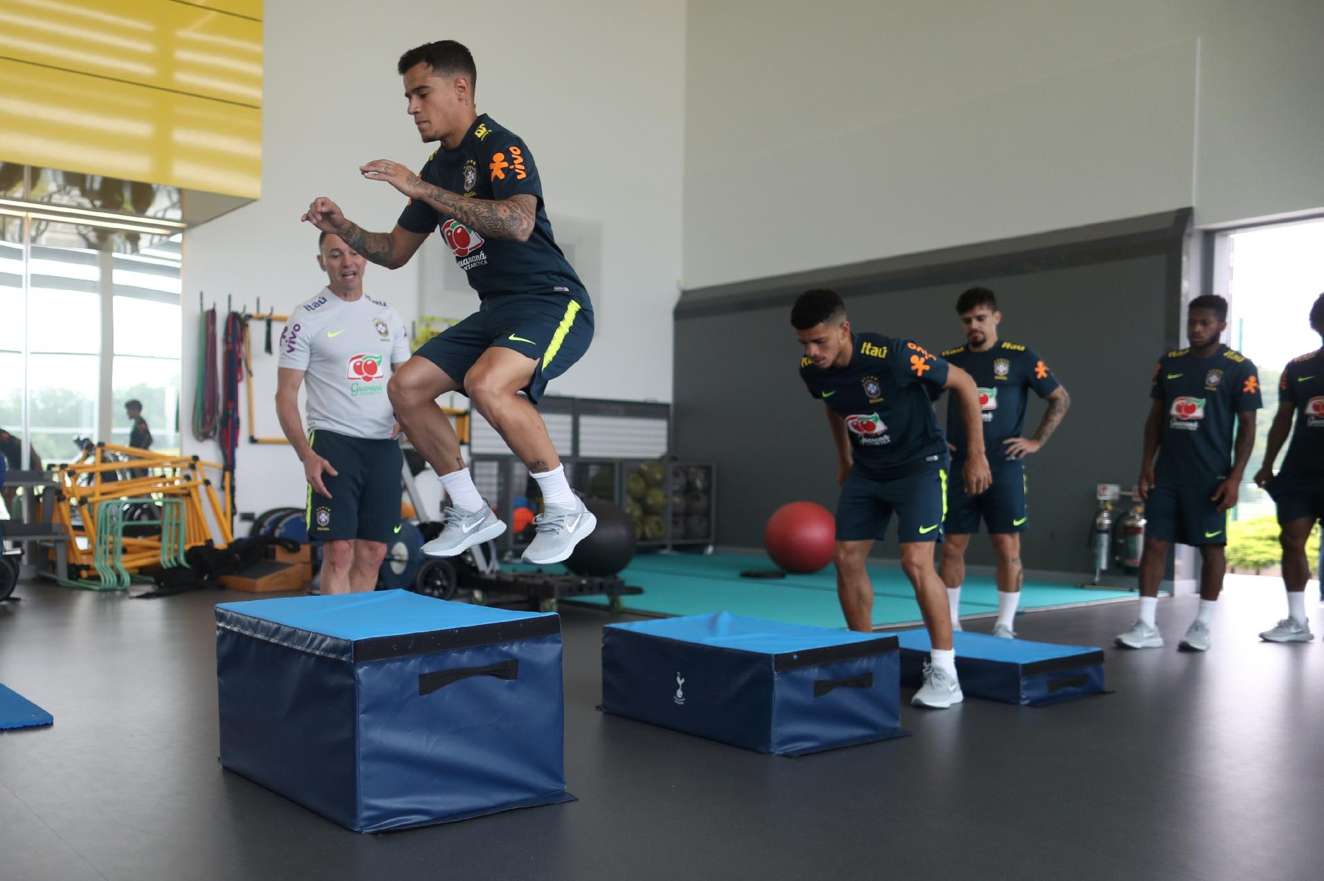 Jogadores da seleção brasileira fazem atividade física no ginásio em Londres - Lucas Figueiredo/CBF
