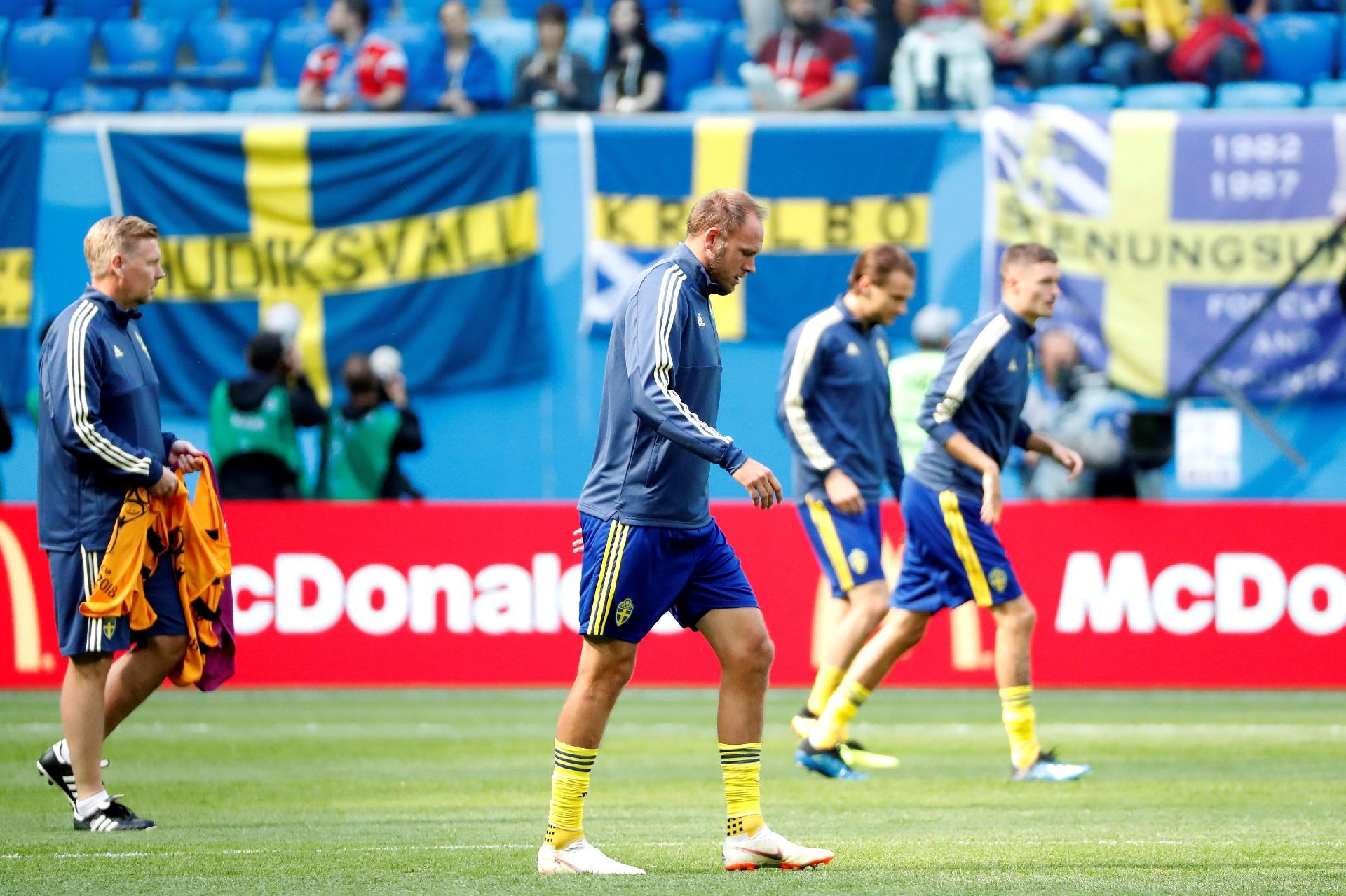 Elenco da Suécia se prepara em campo antes de enfrentar a Suíça - Juan Herrero/EFE