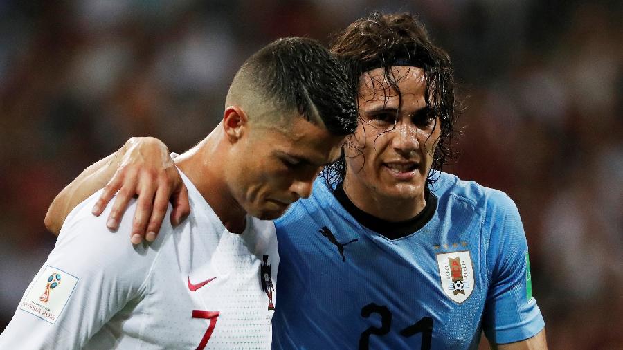 Cavani, do Uruguai, sai de campo com a ajuda de Cristiano Ronaldo, de Portugal, depois de sentir dores - REUTERS/Jorge Silva