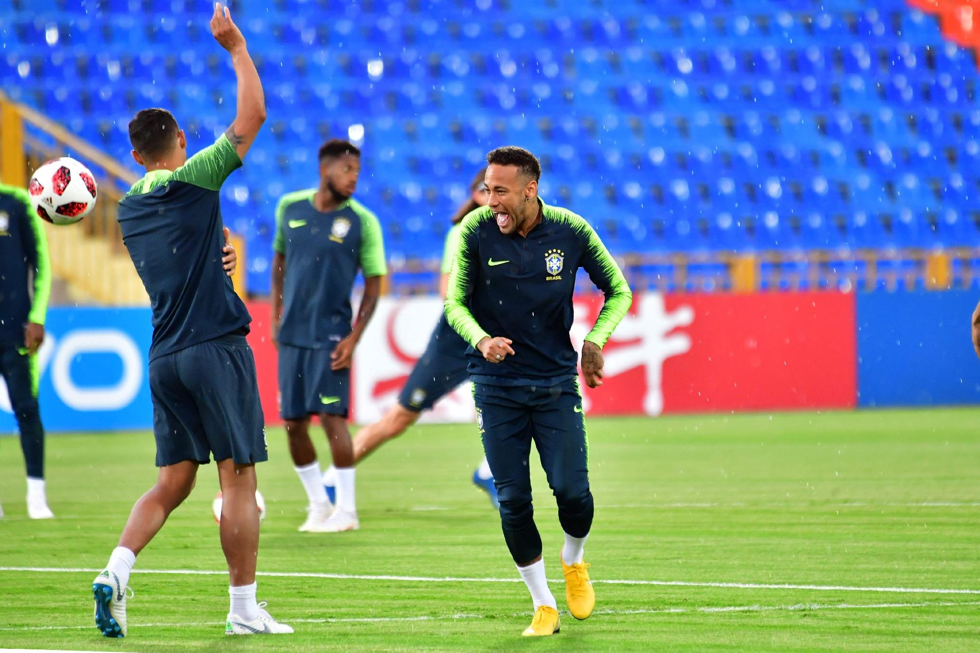 Neymar dá risada durante treino da seleção brasileira em Kazan - AFP PHOTO / Luis Acosta