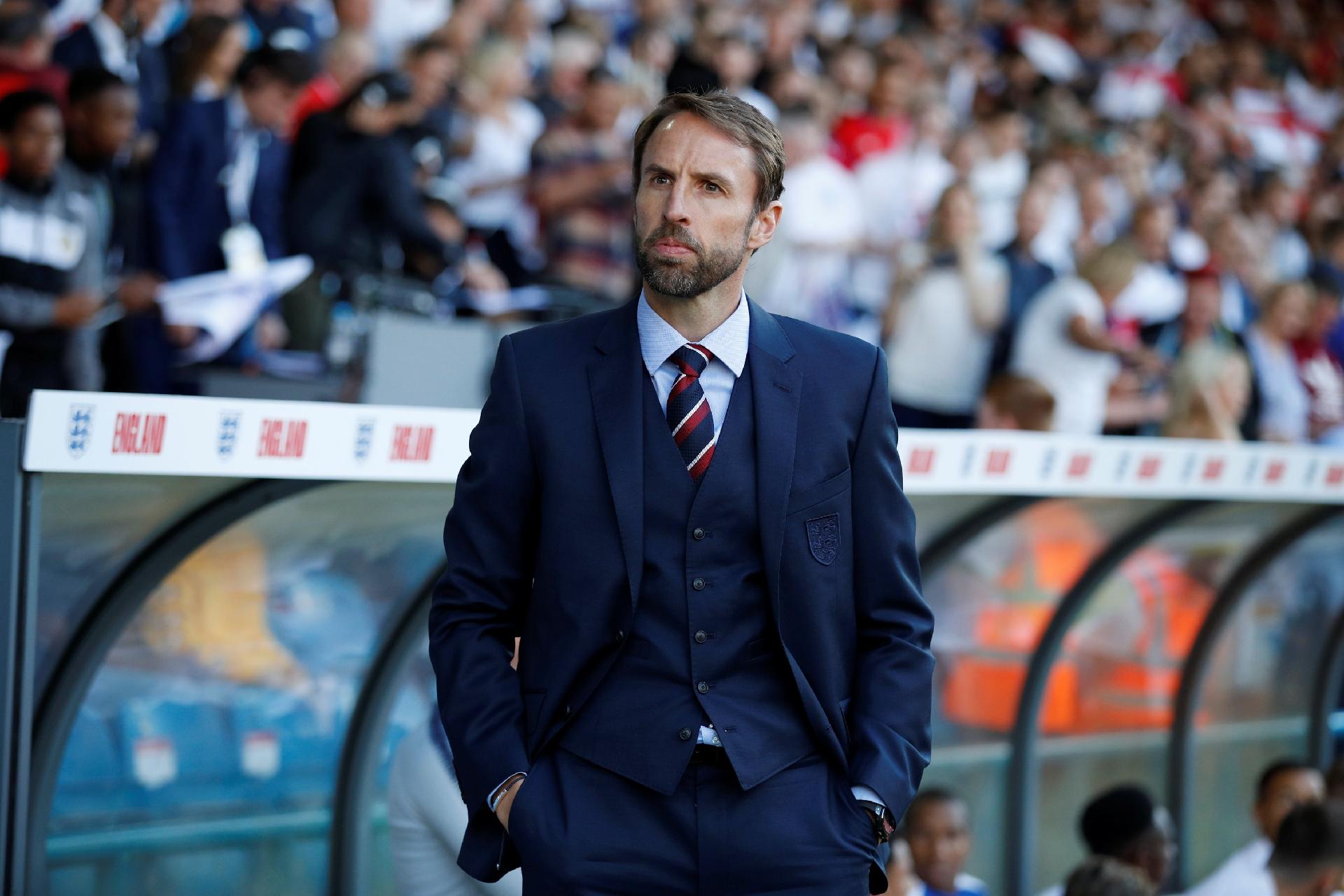O técnico da Inglaterra, Gareth Southgate, veste terno completo durante jogo contra a Costa Rica - REUTERS/Phil Noble