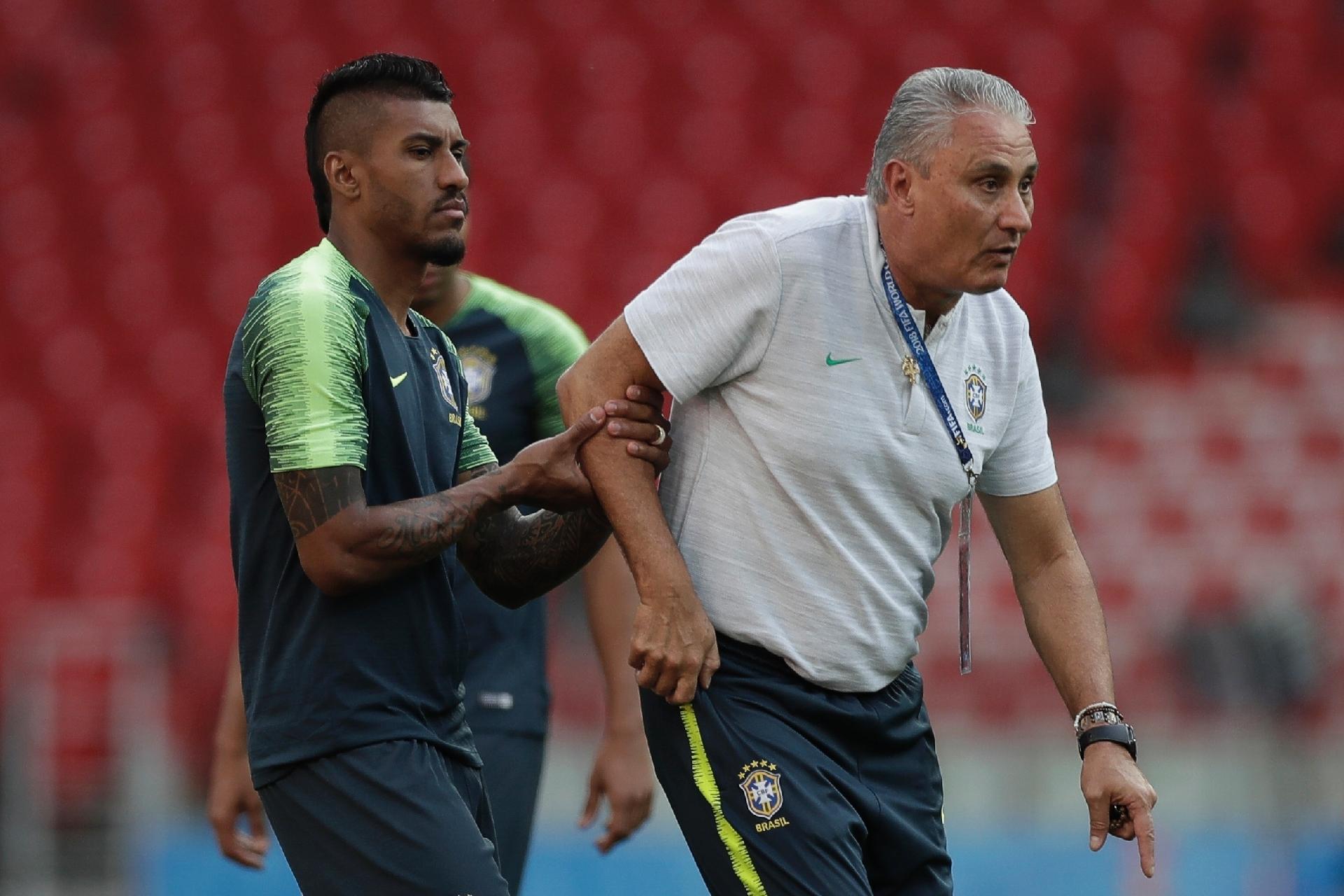 Paulinho segura o braço de Tite durante treino da seleção brasileira - André Mourão / MoWA Press