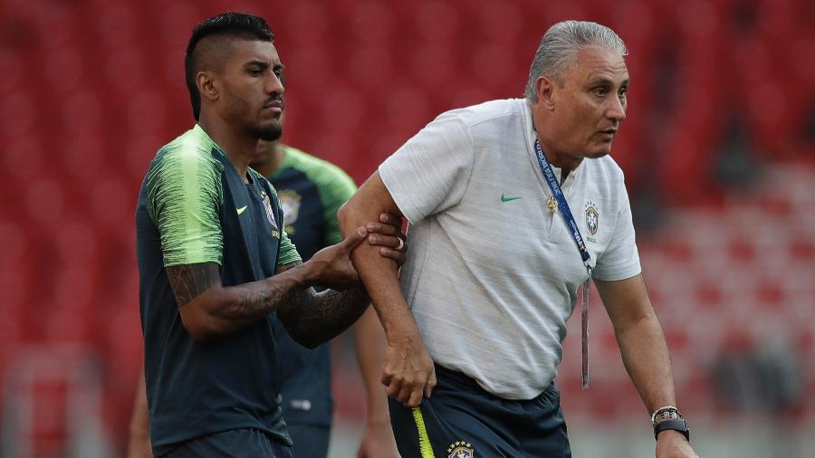 Paulinho segura o braço de Tite durante treino da seleção brasileira; relação  - André Mourão / MoWA Press