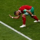 O zagueiro Medhi Benatia lamenta chance perdida por Marrocos após defesa do goleiro do Irã - Lee Smith/Reuters