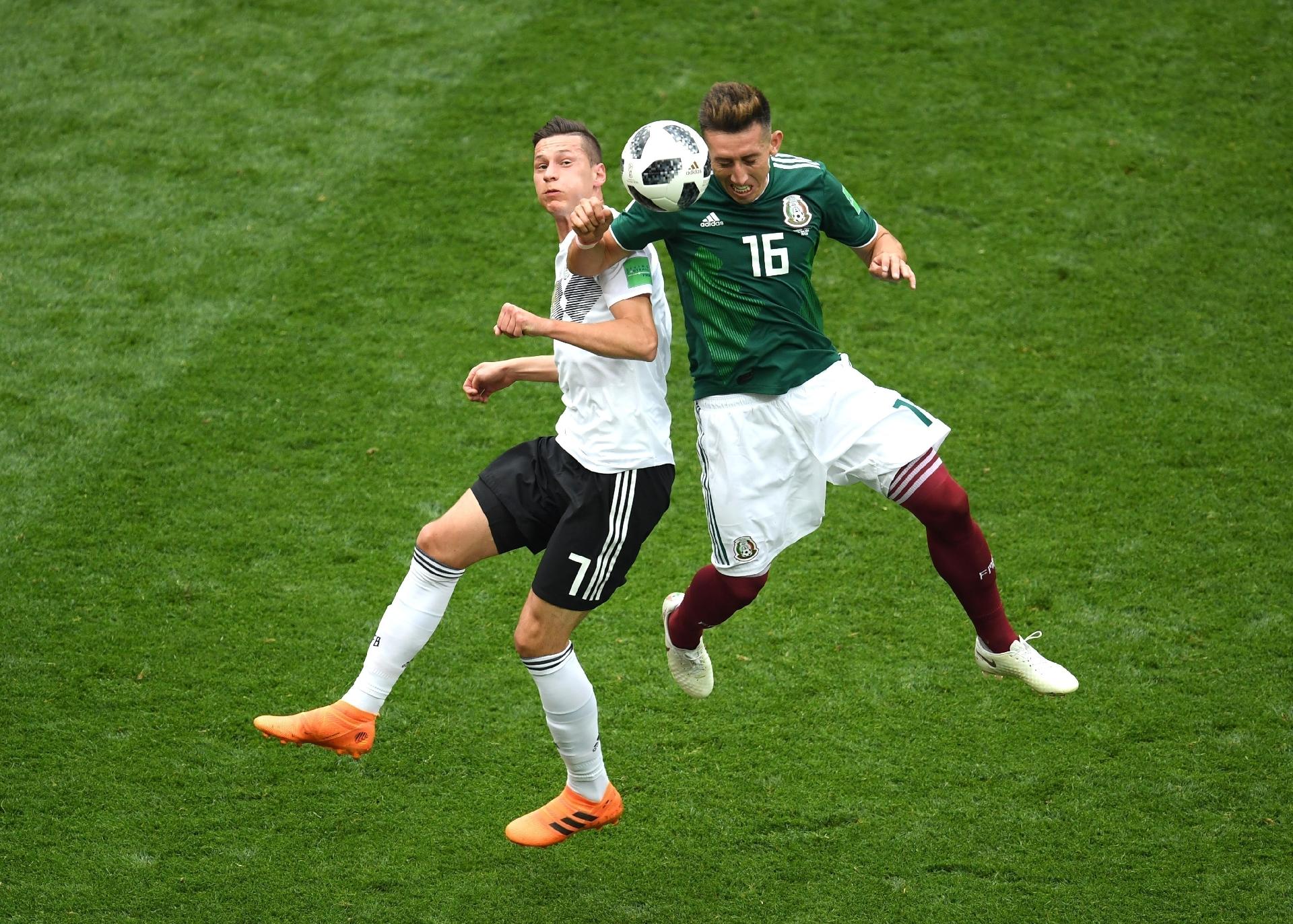 Hector Herrera, da seleção do México, ganha cabeceio de Julian Draxler, da Alemanha - Julian Draxler