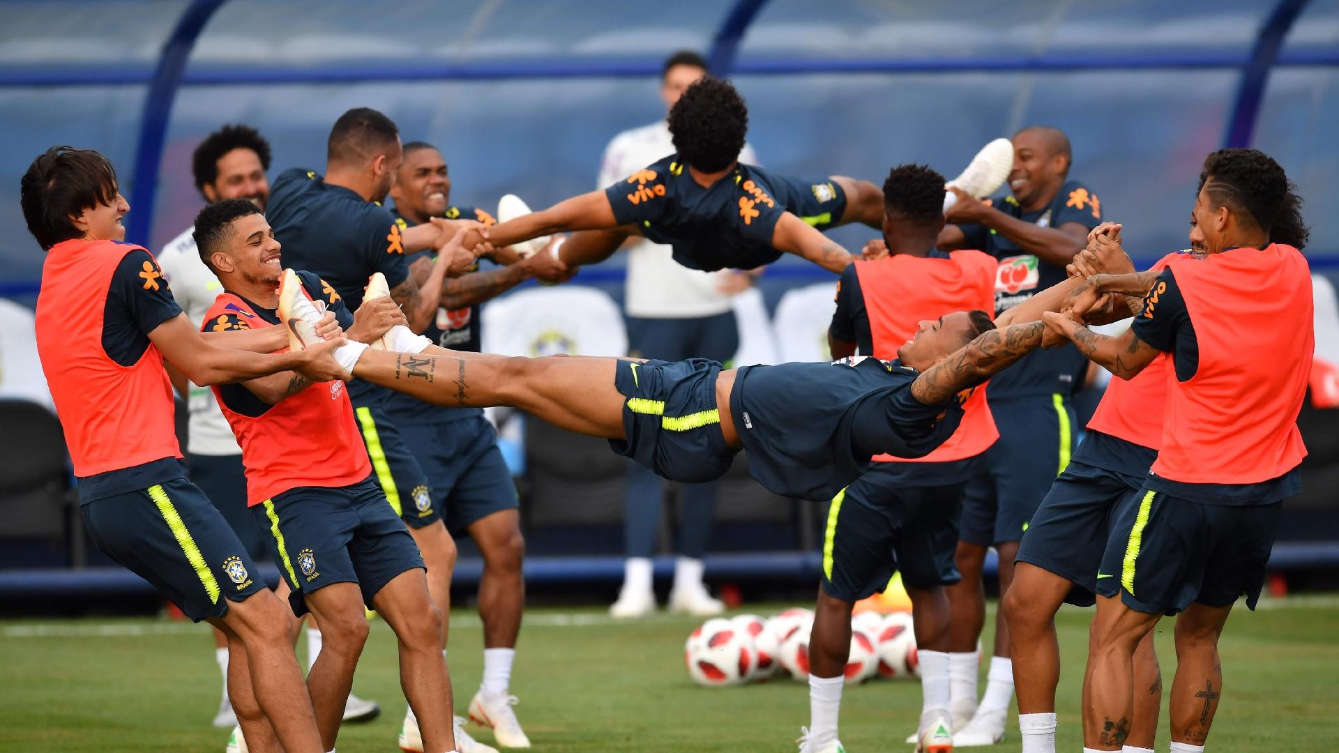 Danilo e Marquinhos são vítimas de brincadeiras durante treino da seleção brasileira