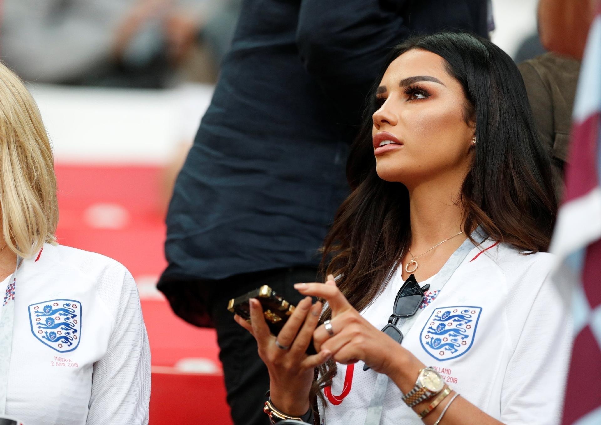 Ruby Mae, namorada do jogador Dele Alli, da Inglaterra, acompanha o jogo do companheiro no estádio - REUTERS/John Sibley