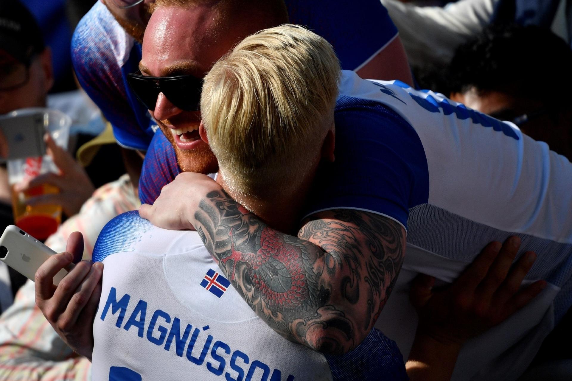 Jogadores da Islândia comemoram empate com a Argentina nos braços da torcida - ALEXANDER NEMENOV/AFP