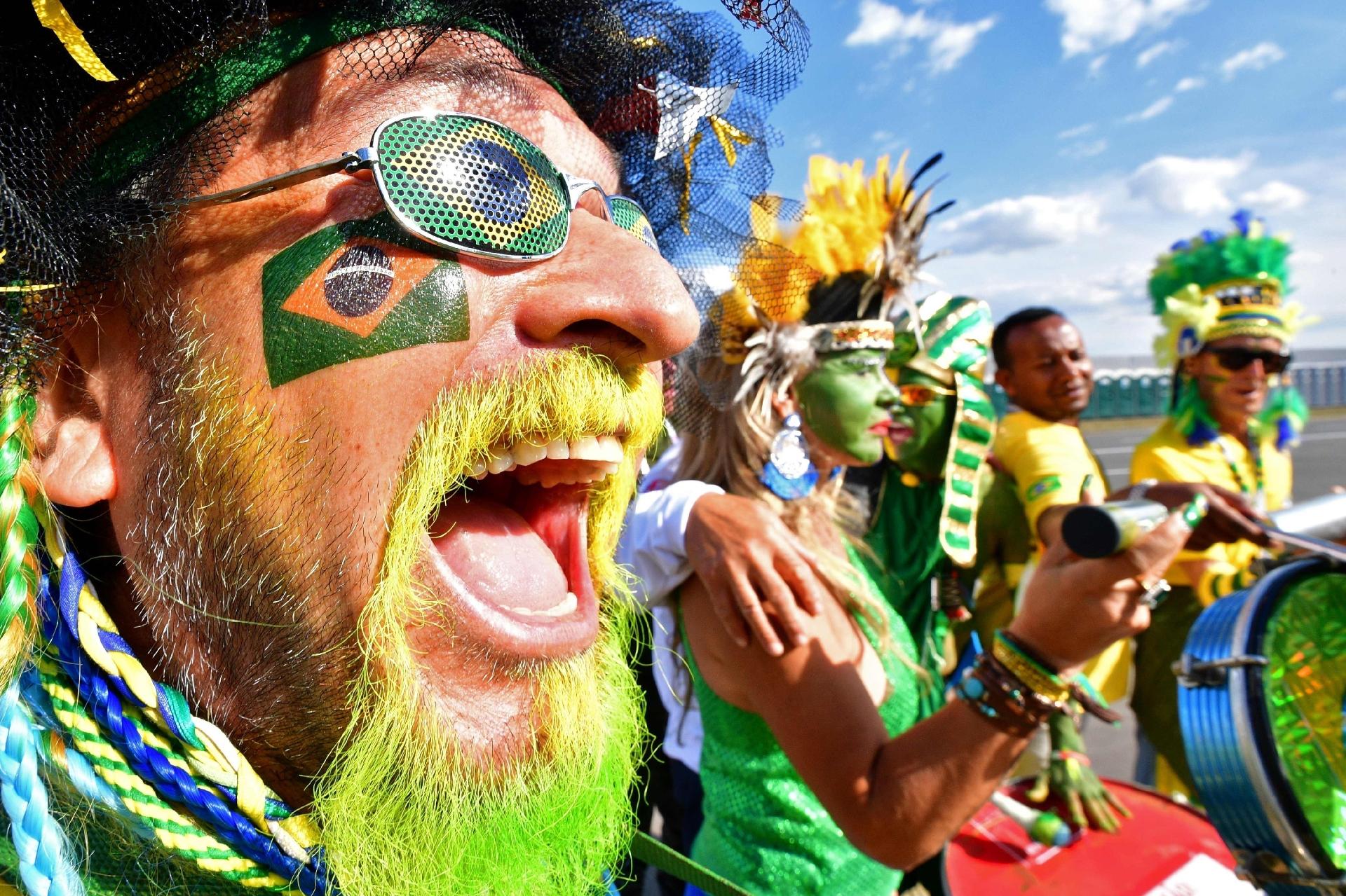 Torcedores vão caracterizados para a partida do Brasil contra a Sérvia - AFP PHOTO / Mladen ANTONOV