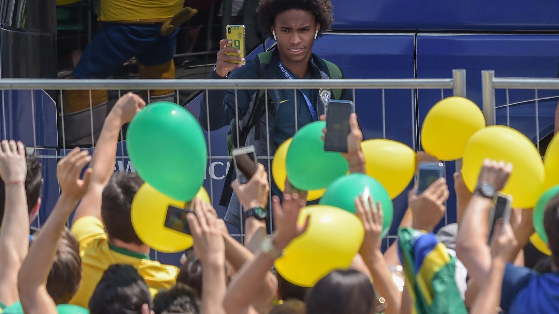 Willian cumprimenta torcedores na chegada a Kazan