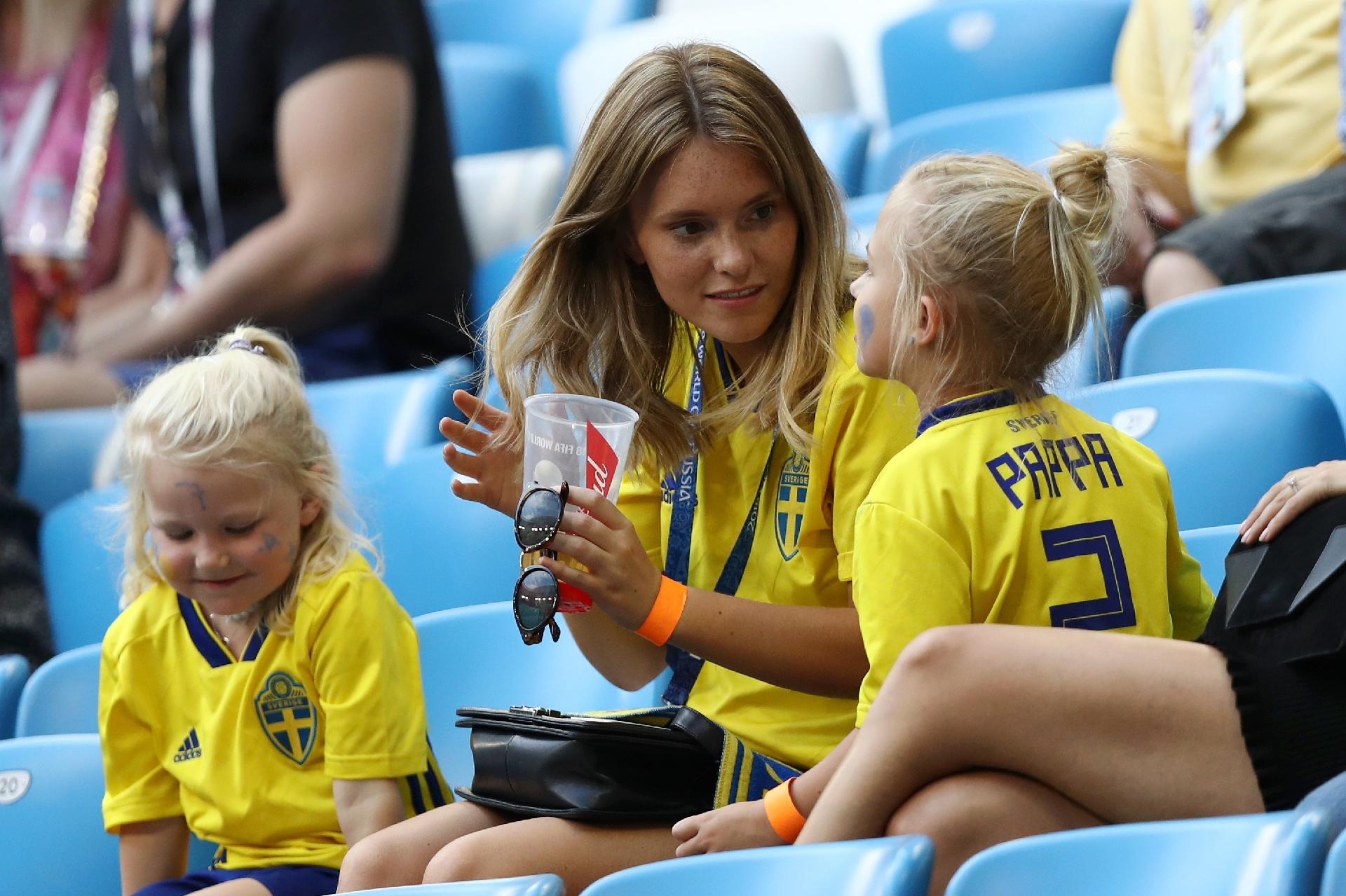 Josefin Johnsson, esposa do lateral Mikael Lustig, com as filhas dos dois; o nome na camisa delas é "Pappa" - Ryan Pierse/Getty Images