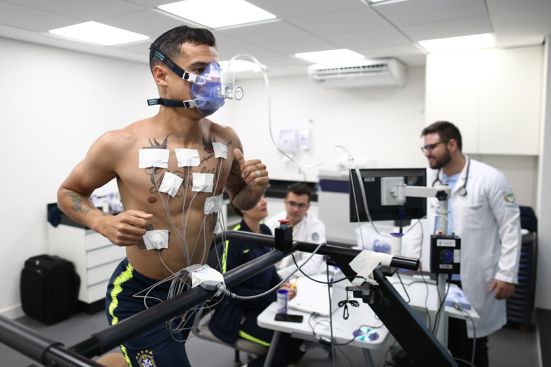 Philippe Coutinho passa por exame físico na Granja Comary - Lucas Figueiredo/CBF