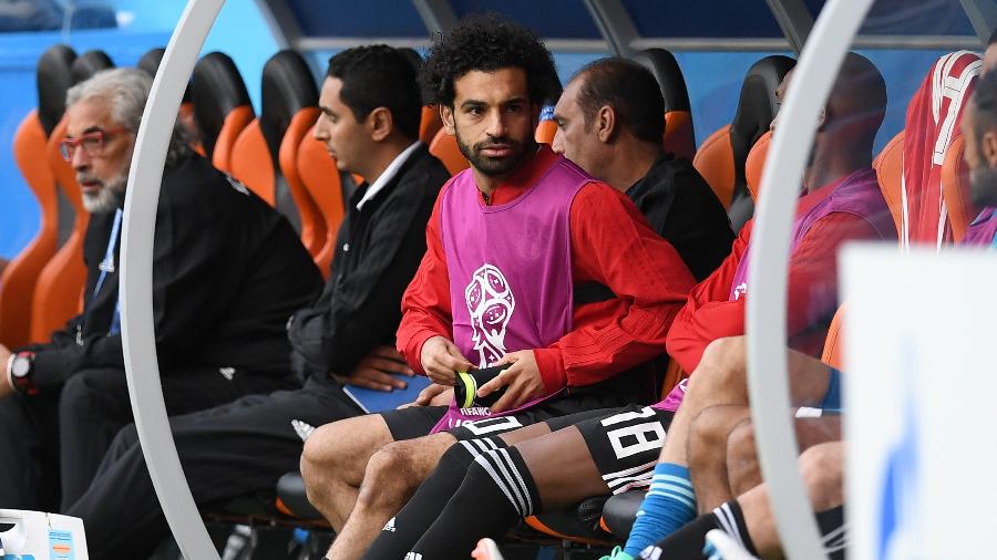 Do banco, Mo Salah assiste ao duelo do Egito contra o Uruguai - Getty Images