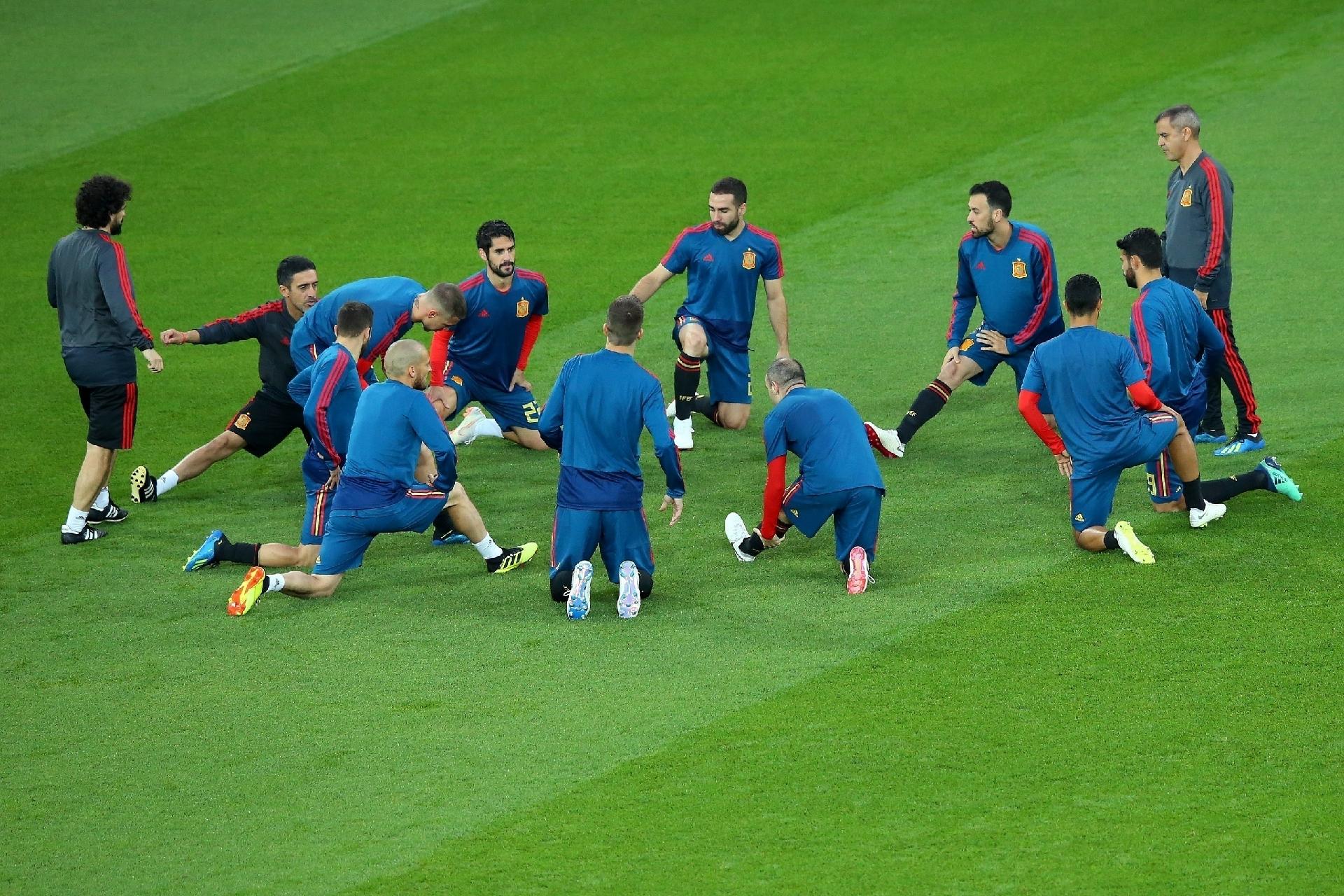 Seleção espanhola aquecendo antes do início do jogo contra o Marrocos - Alex Livesey/Getty Images