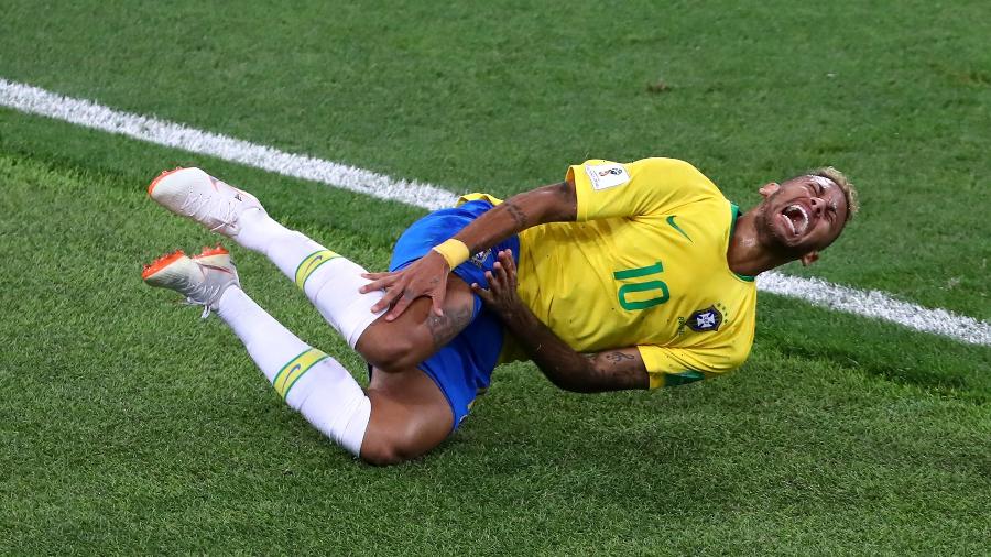 Neymar fica no chão após levar pancada de Adem Ljajic em Brasil x Sérvia - Dean Mouhtaropoulos/Getty Images