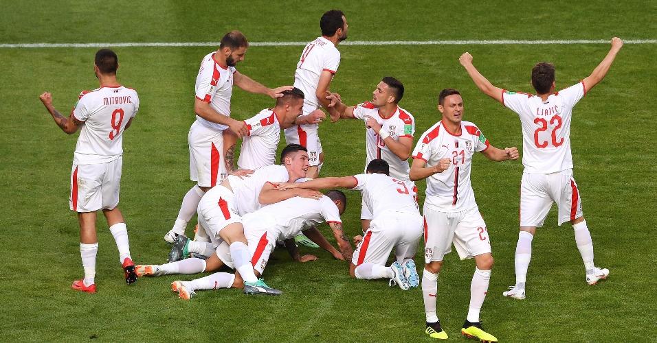 Jogadores sérvios comemoram o gol de Kolarov