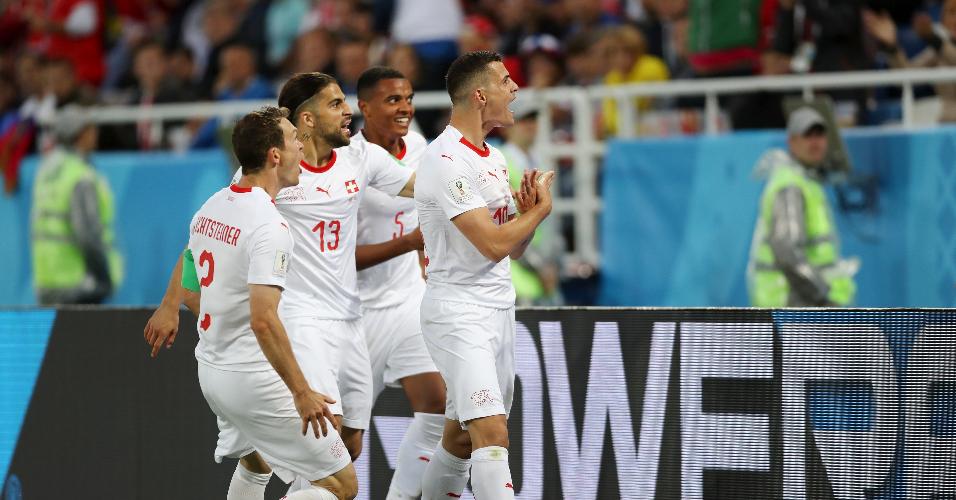 Jogadores da Suíça comemoram gol de Granit Xhaka contra a Sérvia