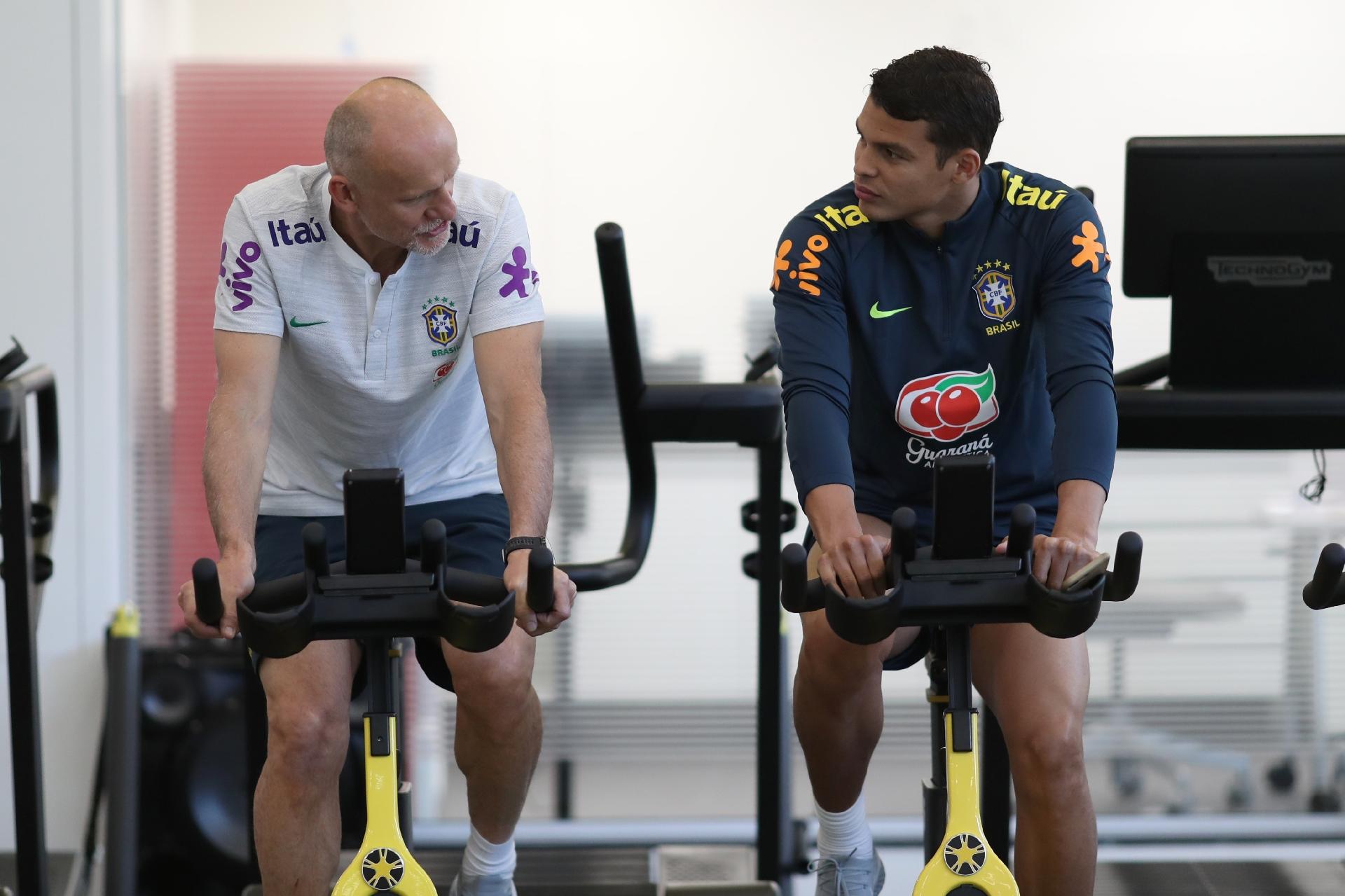 Thiago Silva faz atividade física junto com Taffarel, preparador de goleiros da seleção brasileira - Lucas Figueiredo/CBF