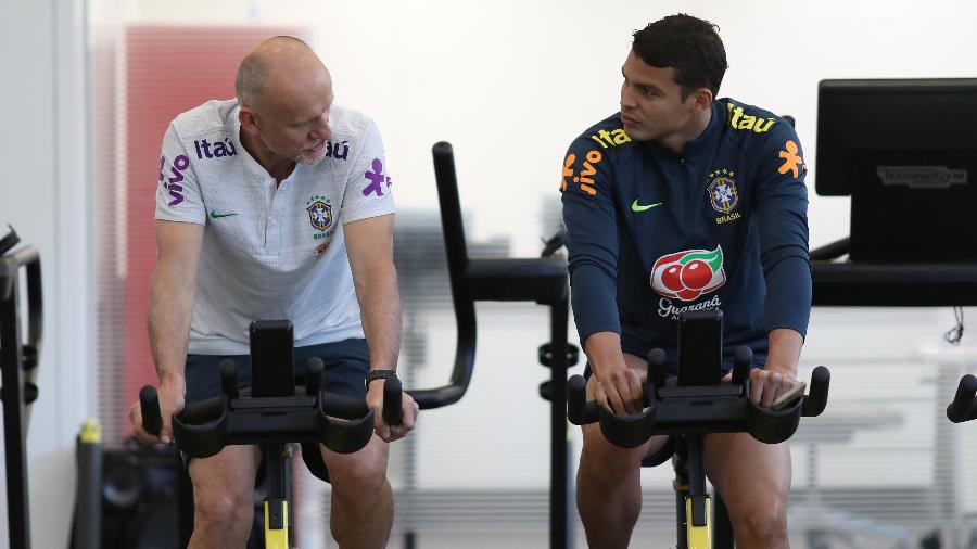 Thiago Silva faz atividade física junto com Taffarel, preparador de goleiros da seleção brasileira - Lucas Figueiredo/CBF