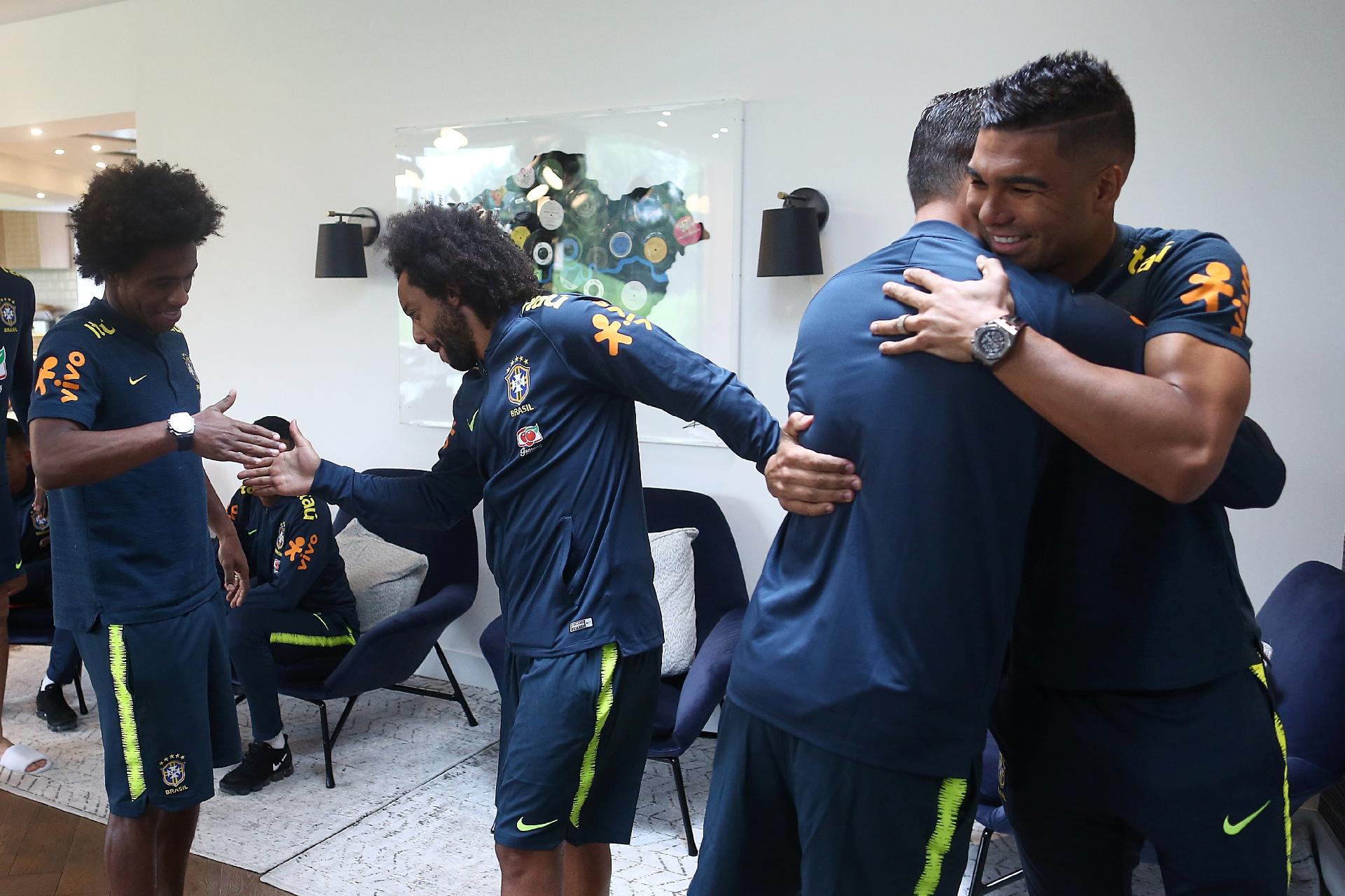 Marcelo e Casemiro cumprimentam jogadores ao se juntarem à seleção brasileira - Lucas Figueiredo/CBF