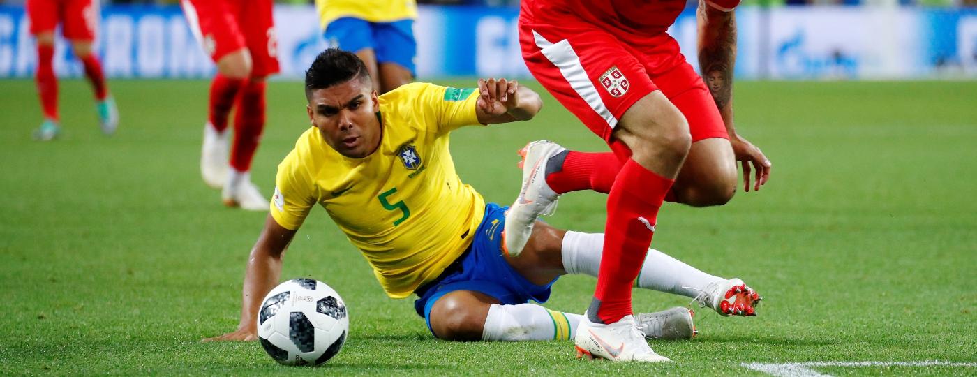 Casemiro, do Brasil, divide a bola com o atacante Aleksandar Mitrovic, da Sérvia - Axel Schmidt/Reuters