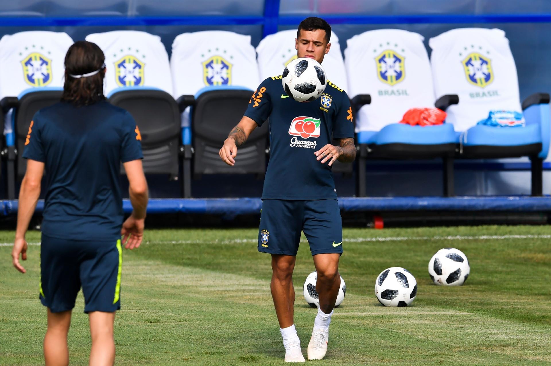 Philippe Coutinho domina a bola no peito durante treino da seleção brasileira - AFP PHOTO / Nelson Almeida