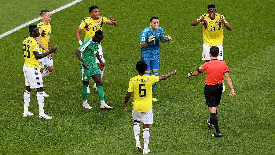 Árbitro Milorad Masic marca penalidade contra a Colômbia, mas muda decisão após interferência do VAR - Getty Images