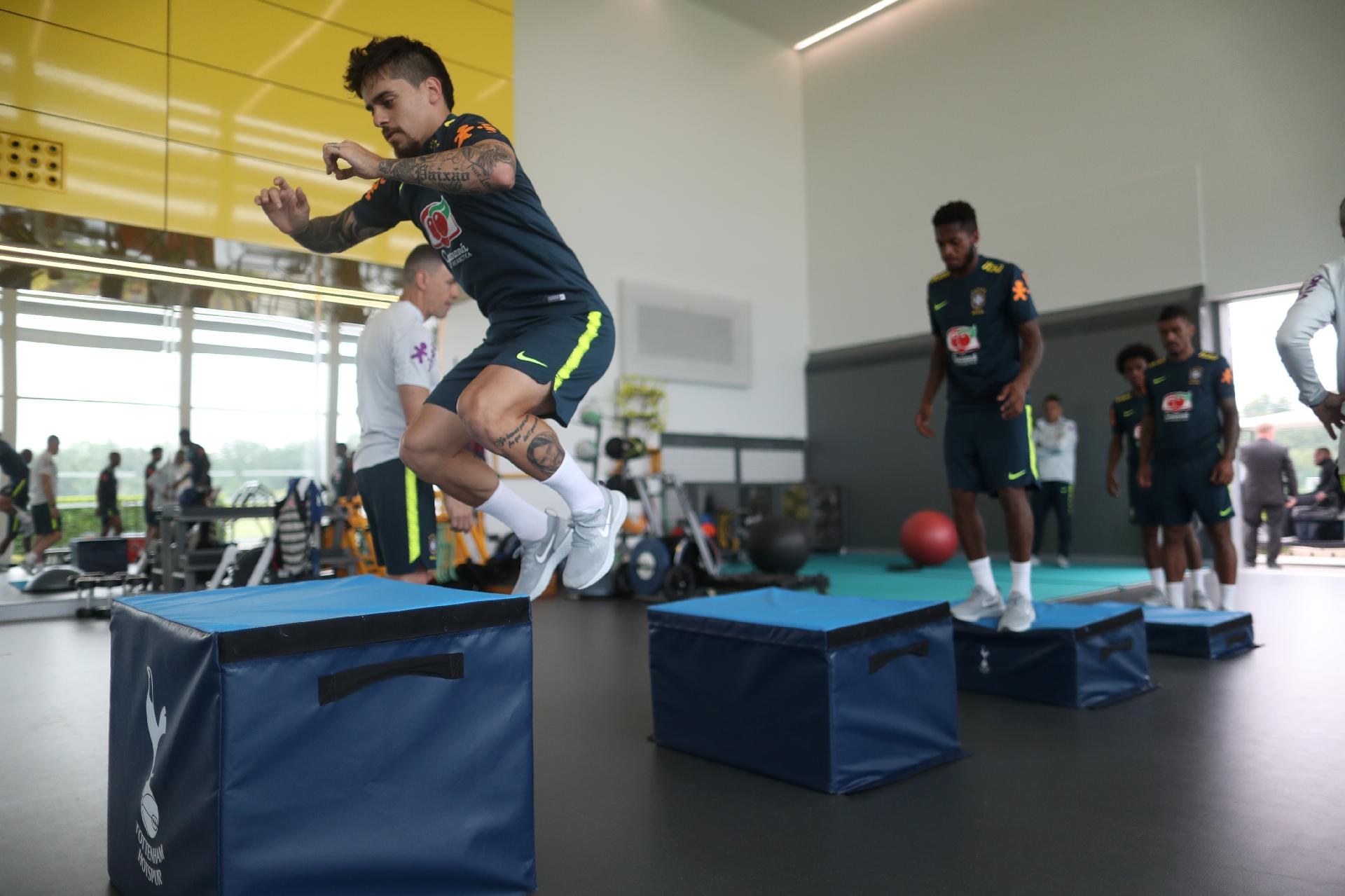 Recuperando-se de lesão, Fagner participa de atividade física - Lucas Figueiredo/CBF