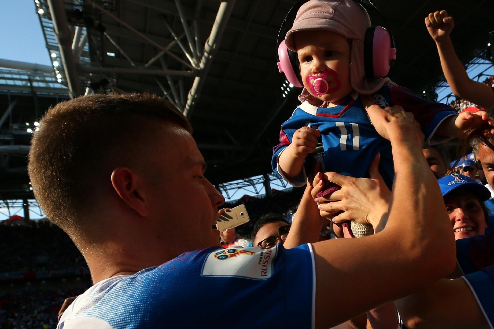 Jogadores da Islândia comemoram empate com a Argentina nos braços da torcida - ALBERT GEA/Reuters