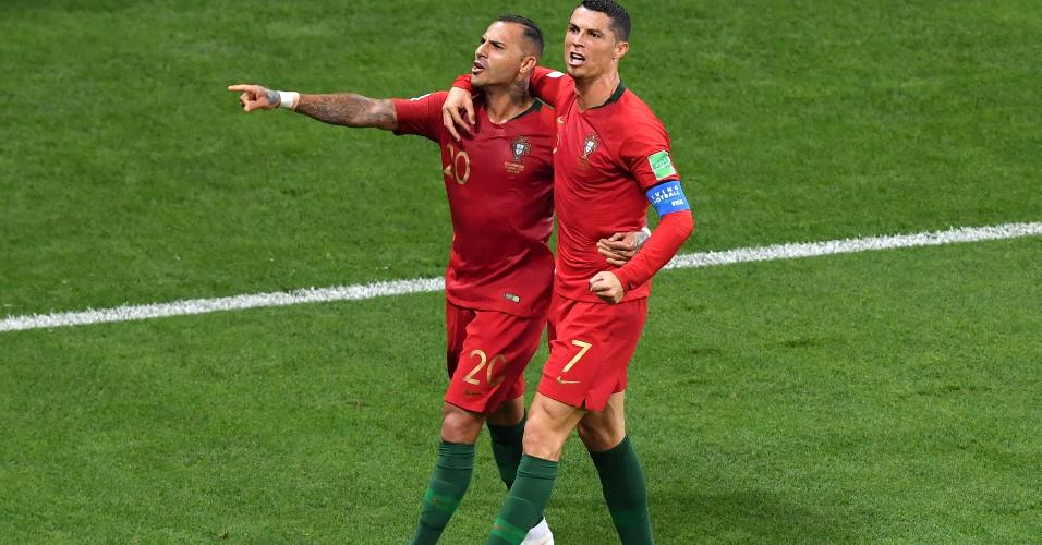 Ricardo Quaresma comemora gol de Portugal contra o Irã ao lado de Cristiano Ronaldo