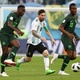 Lionel Messi, da Argentina, é marcado de perto por John Obi Mikel e Kenneth Omeruo, da Nigéria - Sergio Perez/Reuters