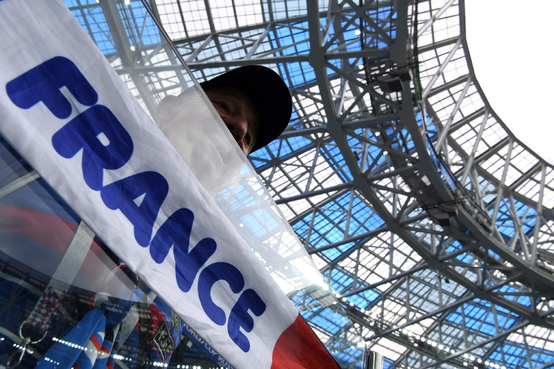 Torcedor francês prestigia sua seleção para partida contra o Uruguai, em Nizhny Novgorod - AFP