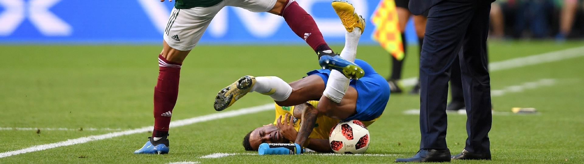Neymar caiu na lateral após disputa de bola com Chicharito