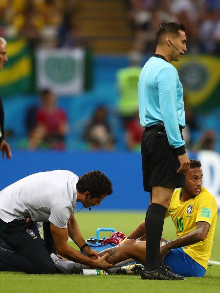 Neymar é atendido pelo médico Rodrigo Lasmar durante o jogo entre Brasil e Bélgica - Lars Baron - FIFA/FIFA via Getty Images
