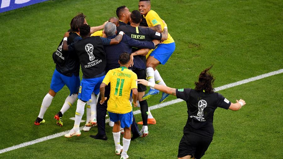 Jogadores comemoram com Firmino o segundo gol do Brasil contra o México - Getty Images