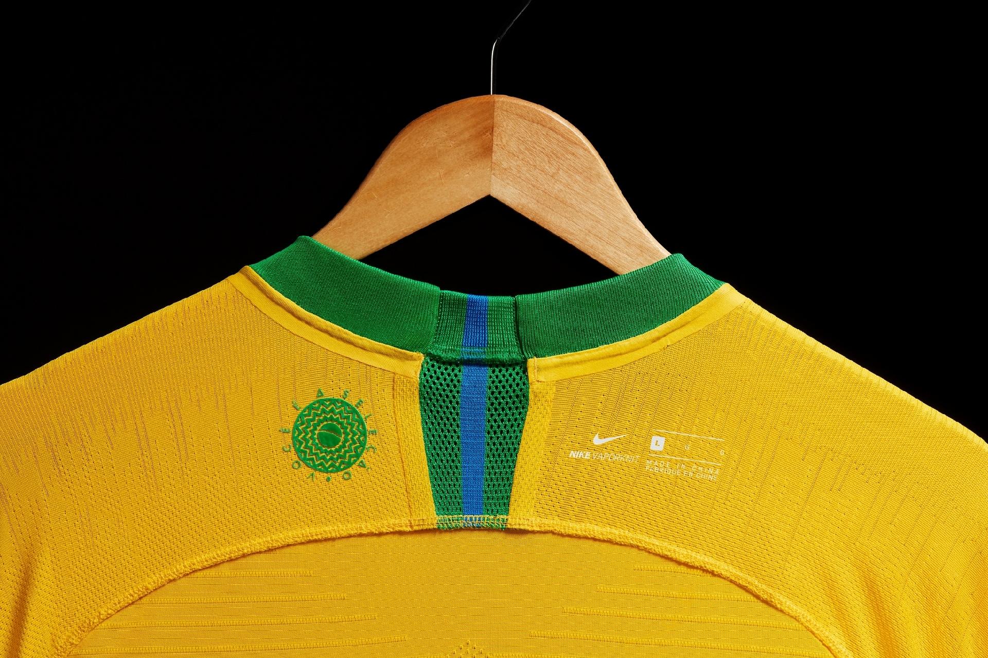 Detalhe do parte de trás da nova camisa da seleção brasileira ao avesso - Divulgação
