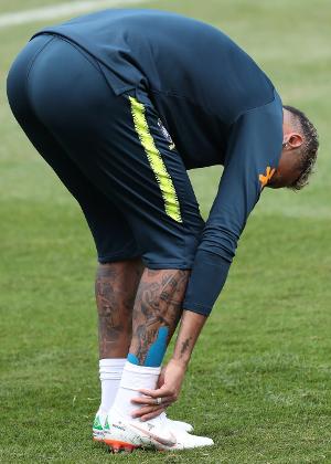 Neymar sente dor no tornozelo direito e deixa treino da seleção mais cedo - MoWA Press - MoWA Press