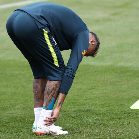 Neymar coloca a mão no pé antes de deixar treino da seleção brasileira - MoWA Press - MoWA Press